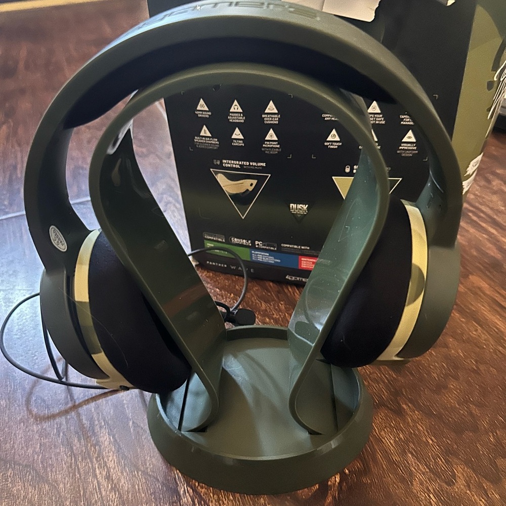 PC Accessory: Wired Headset - 4Gamers Panther Headset with Stand - Wave Forest: